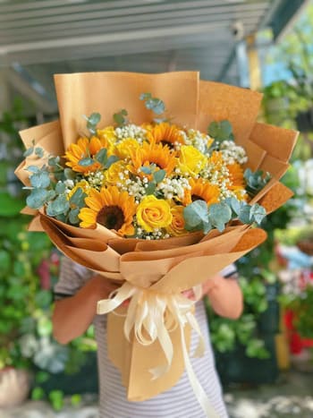 Shop Hoa Tươi Phường Âu Lâu Lào Cai Nhân Viên Thiết Kế Hoa Tỉ Mỉ