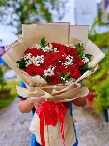 Shop Hoa Tươi Xã Tà Xi Láng Lào Cai Nhân Viên Cắm Hoa Sang Trọng