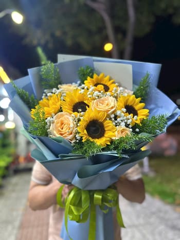 Shop Hoa Tươi Xã Tiên Tiến Hưng Yên Nhân Viên Cắm Hoa Ấn Tượng