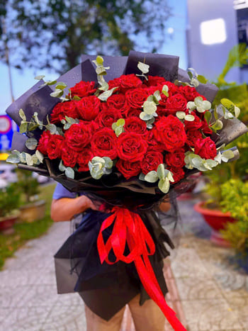Shop Hoa Tươi Xã Phụng Công Hưng Yên Nhân Viên Thiết Kế Hoa Sáng Tạo