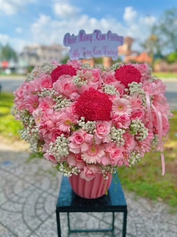 Shop Hoa Tươi Xã Đông Hưng Hưng Yên Nhân Viên Cắm Hoa Ấn Tượng
