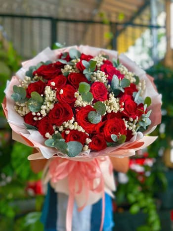 Shop Hoa Tươi Xã Kiến Xương Hưng Yên Nhân Viên Cắm Hoa Tỉ Mỉ