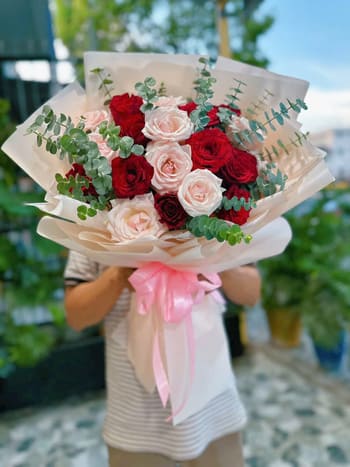 Shop Hoa Tươi Xã Nhân Thắng Bắc Ninh Nhân Viên Thiết Kế Hoa Sáng Tạo