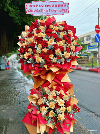 Shop Hoa Tươi Xã Hoành Mô Quảng Ninh Nhân Viên Cắm Hoa Sáng Tạo