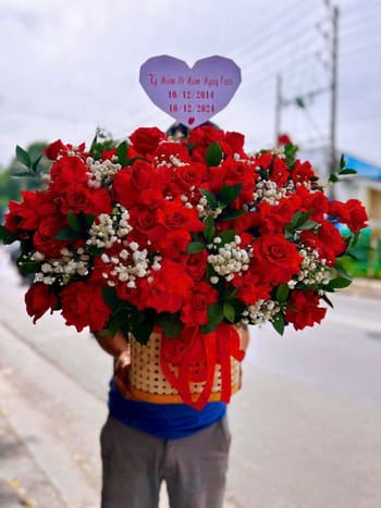 Shop Hoa Tươi Xã Thạch Thất Hà Nội Nhân Viên Cắm Hoa Tỉ Mỉ
