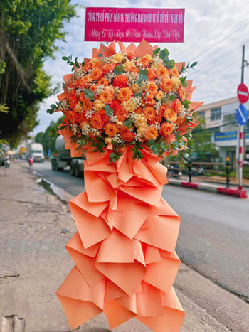 Shop Hoa Tươi Xã Phúc Thịnh Hà Nội Đội Ngũ Nhân Viên Cắm Hoa Tỉ Mỉ