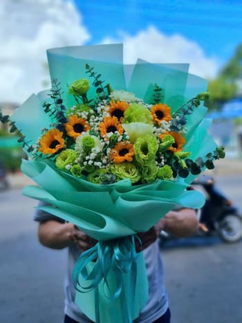 Shop Hoa Tươi Xã Bình Minh Ninh Bình Nhân Viên Cắm Hoa Tỉ Mỉ