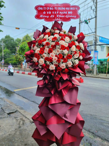 Shop Hoa Tươi Xã Ninh Cường Ninh Bình Nhân Viên Cắm Hoa Sang Trọng